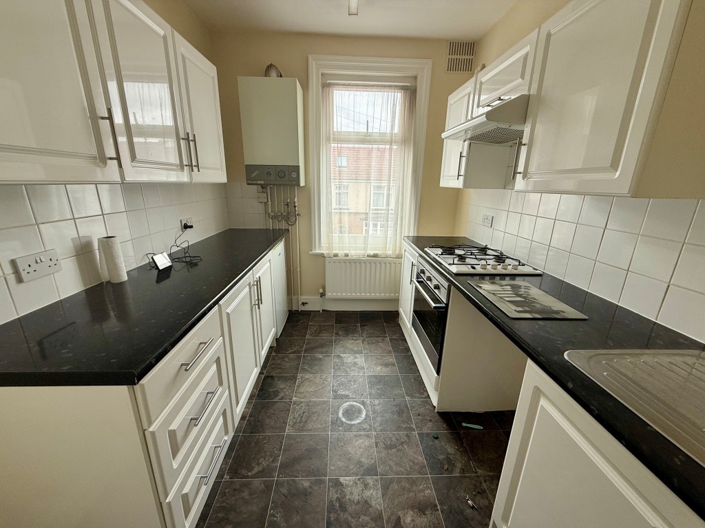 Lot: 146 - FREEHOLD PROPERTY ARRANGED AS TWO FLATS - Flat two kitchen